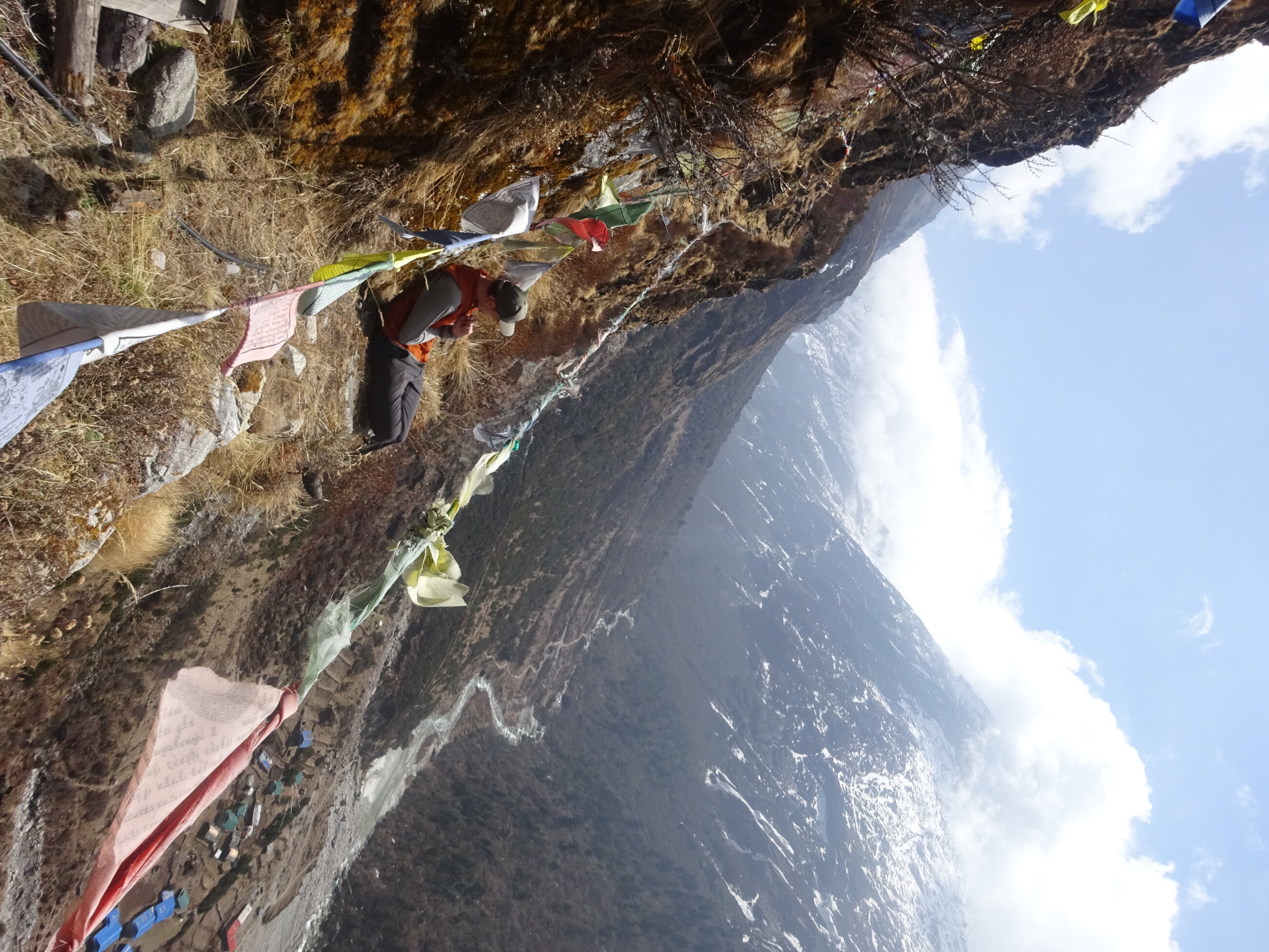 Day hiker in Bedding up to an old monastery 