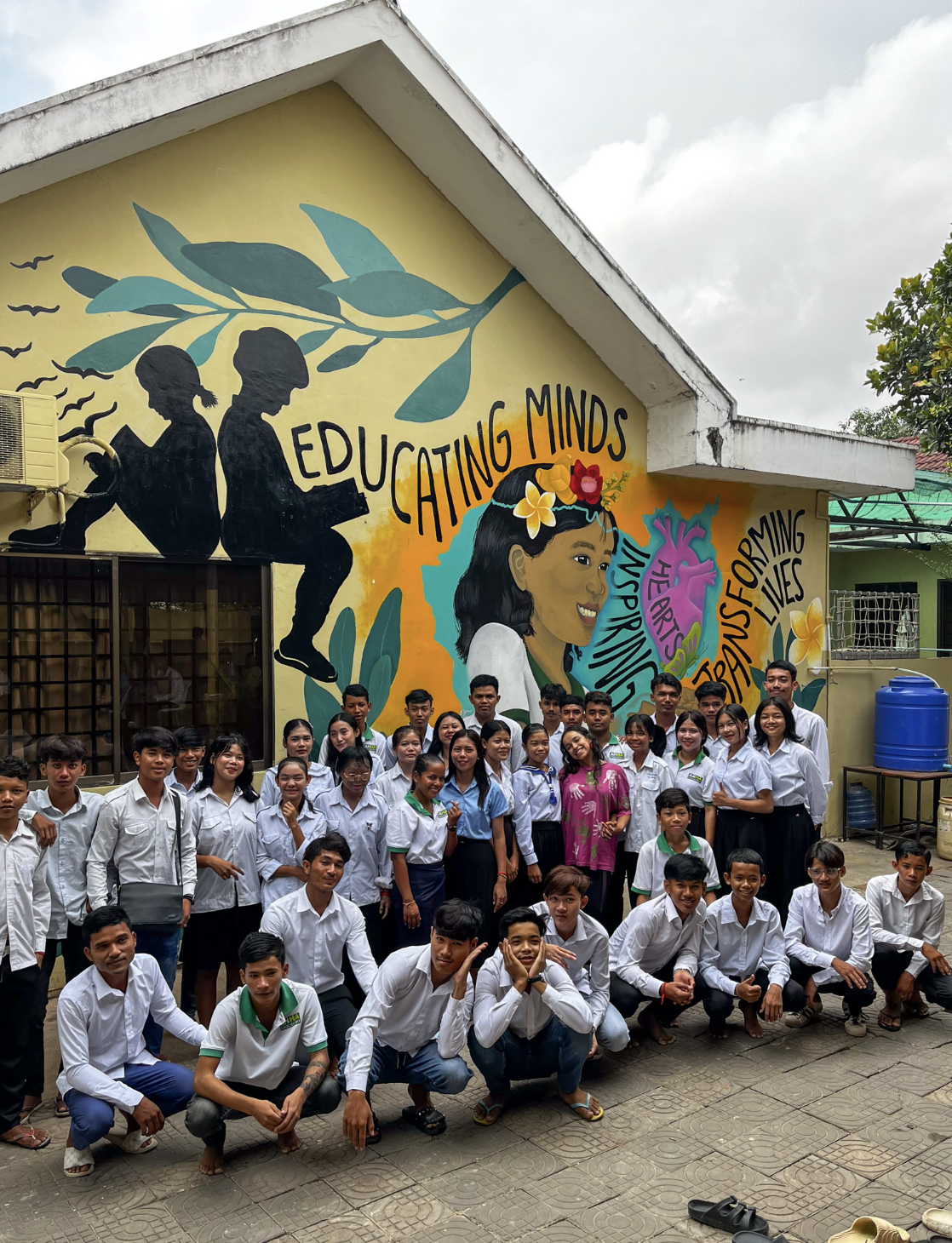 The mural and the students!!💜