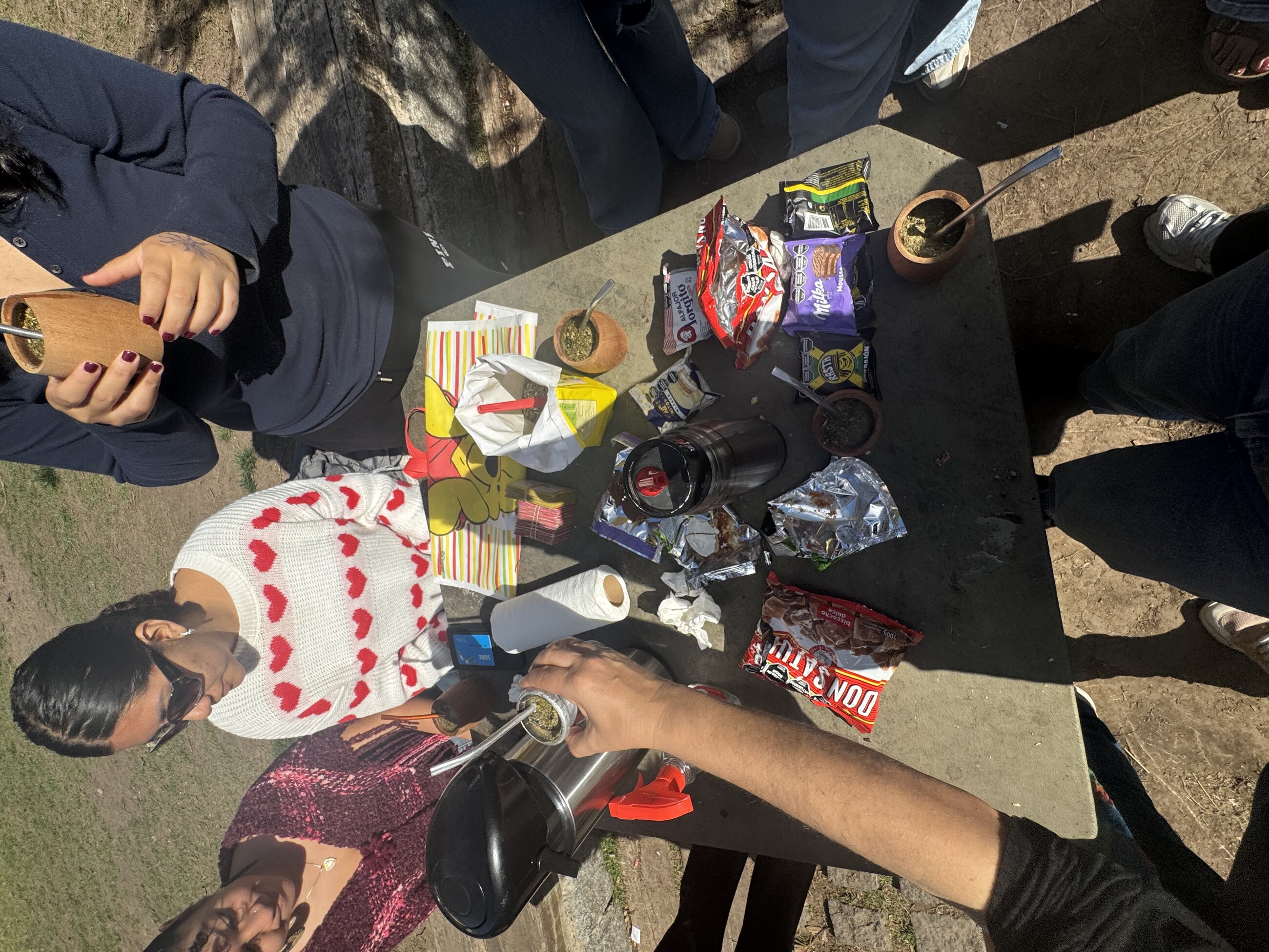 Con la maestra probando mate y alfajores 