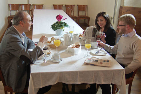 First lesson: Spanish breakfast with students talking about the News