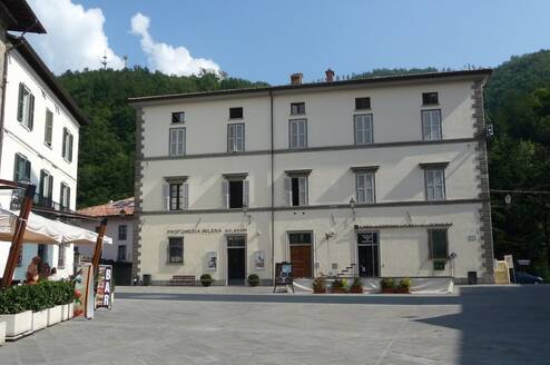 The school is located in the elegant 19th century Palazzo Malvisi with 8 fully equipped classrooms.   