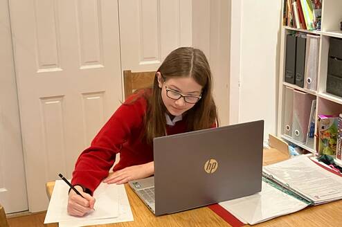 Child learning English online with XUK