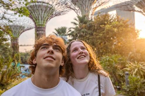 EF Gap Year students walking together in Singapore with Marina Bay Sands in the background, enjoying city exploration and tropical surroundings.
