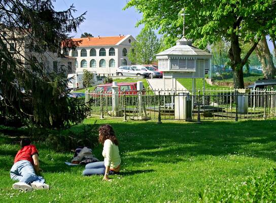 Students relaxing at the University of Santiago campus