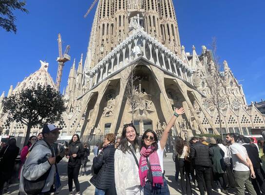 Two study abroad students in front of the Basílica de la Sagrada Família in Barcelona, Spain
