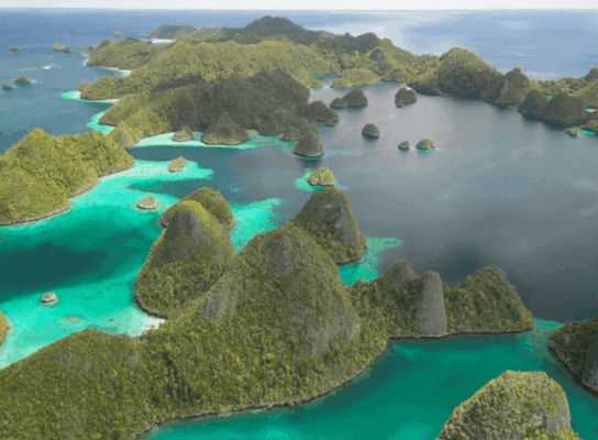 Passage through Raja Ampat