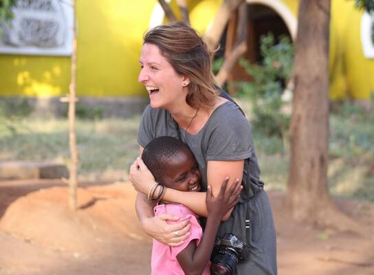 Volunteer with a disadvantaged child in Kenya