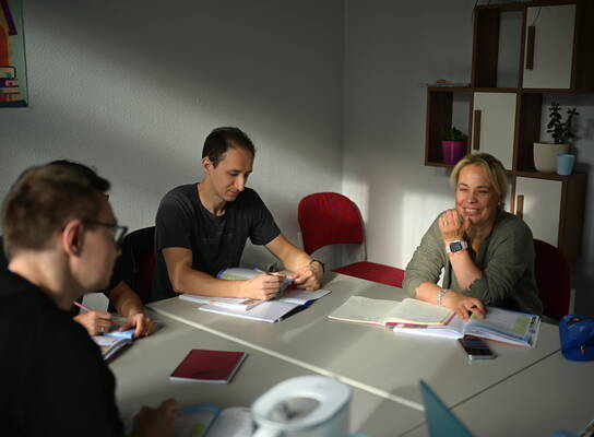 students learning serbian
