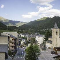 It’s located in the Northeast part of the country and covers a surface of 65 sq.m. The parish contains seven towns: l’Aldosa, Anyós, Arinsal, Erts, Pal, Sispony and La Massana, the latest being the capital of the parish. Furthermore, there are a few small villages as well: el Pujol del Piu, Escàs, els Plans, el Mas de Ribafeta, Xixerella and el Pui. The most important rivers of La Massana are the Valira del Nord, the river of Pal, the river of Arinsal and the river of Montaner. The lakes (el de les Truites,