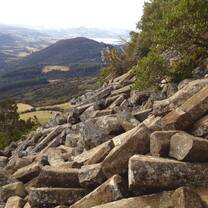 Columnar basalts, tumbled by an earthquake