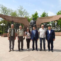 Group of people took a picture with the monument