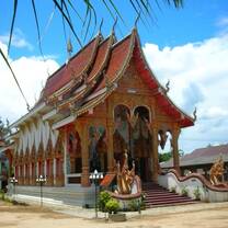 Visit the many temples in Thailand on your gap year