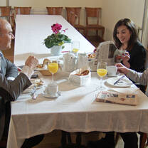First lesson: Spanish breakfast with students talking about the News