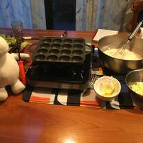 I mentioned home-made takkoyaki? Here we're preparing for that.