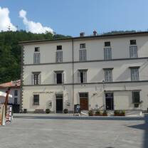 The school is located in the elegant 19th century Palazzo Malvisi with 8 fully equipped classrooms.   