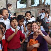 Projects Abroad volunteer teaches Nepali children proper tooth hygeine