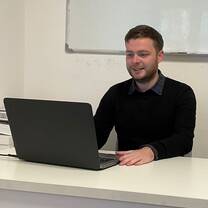 XUK teacher teaching English online