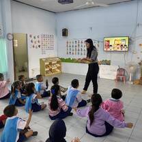 volunteer teaching in the classroom