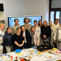 Students learning typical Valencian recipes