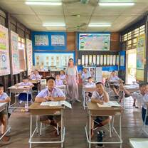 volunteer teaching in the classroom