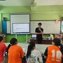 volunteer teaching in the classroom