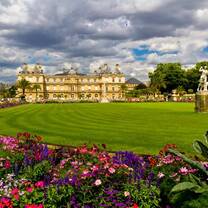 As part of the FITH French Immersion program in Paris, students enjoy a visit to the Jardin du Luxembourg, experiencing the beauty of this iconic garden while practicing their French and learning about French culture.