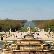 Fountain and statues in the royal gardens of Versailles during a FITH French immersion cultural visit