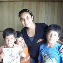 Volunteer with kids in Peru