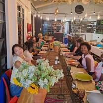 Gap participants eating dinner at Cape Town restaurant