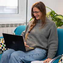 A student attending an online course