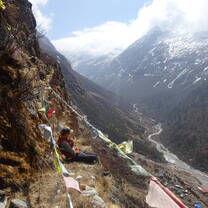 Day hiker in Bedding up to an old monastery 
