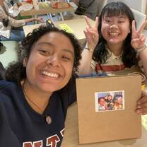 She is Lynn! She can speak Spanish! 太厲害了的朋友！On my Departure date, she came with me to the airport and surprised me with a beautiful memory book! Lynn is so Sweet!