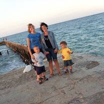 Sarah Sweetland with Cuban family, La Havana