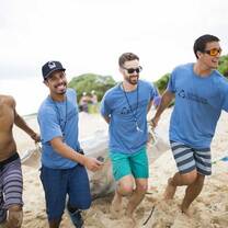 group of IVHQ volunteers on a beach in Hawaii