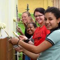 Global Volunteers painting in Costa Rica